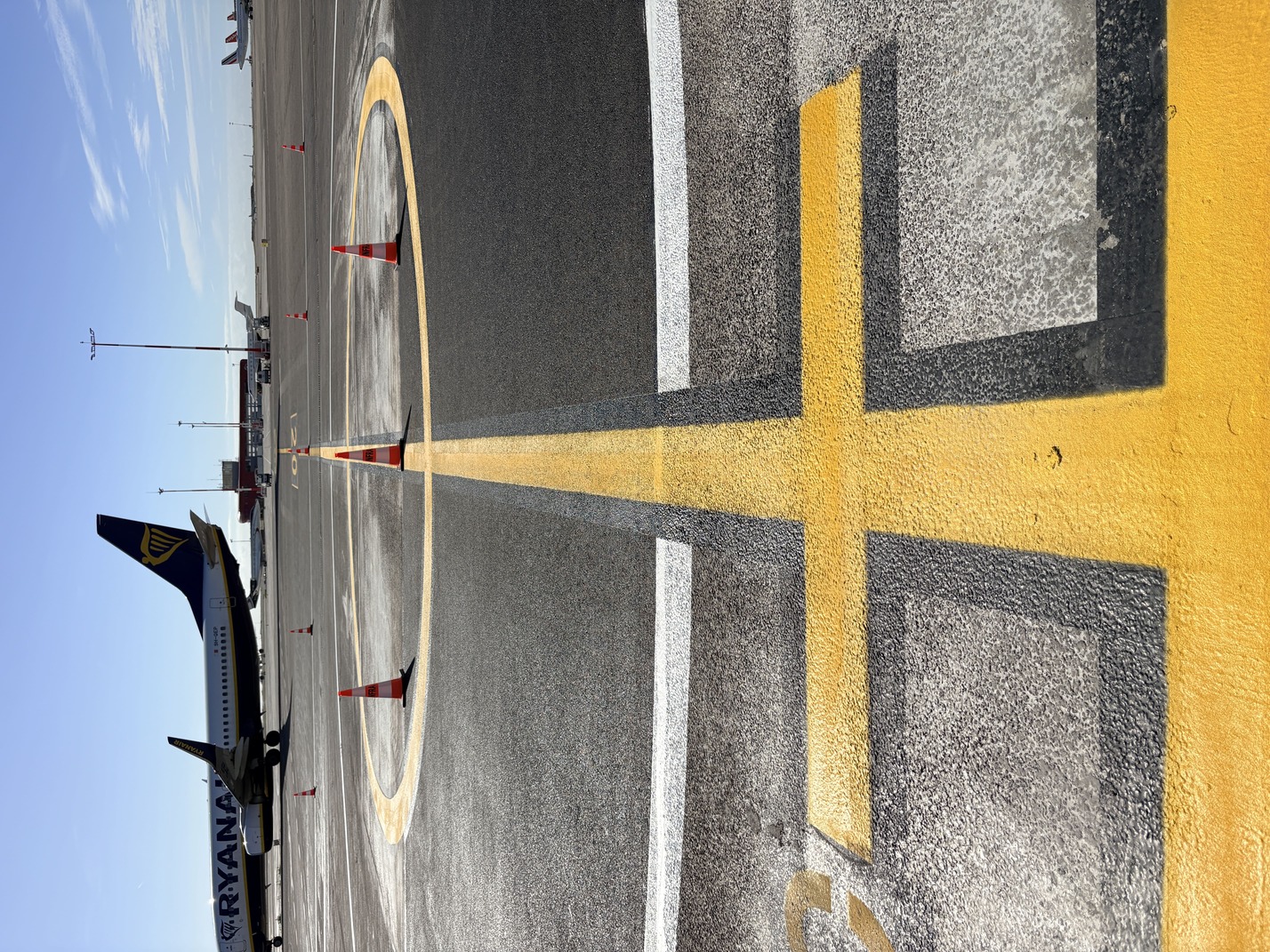 Marquage spécifique sur enrobé aéroportuaire