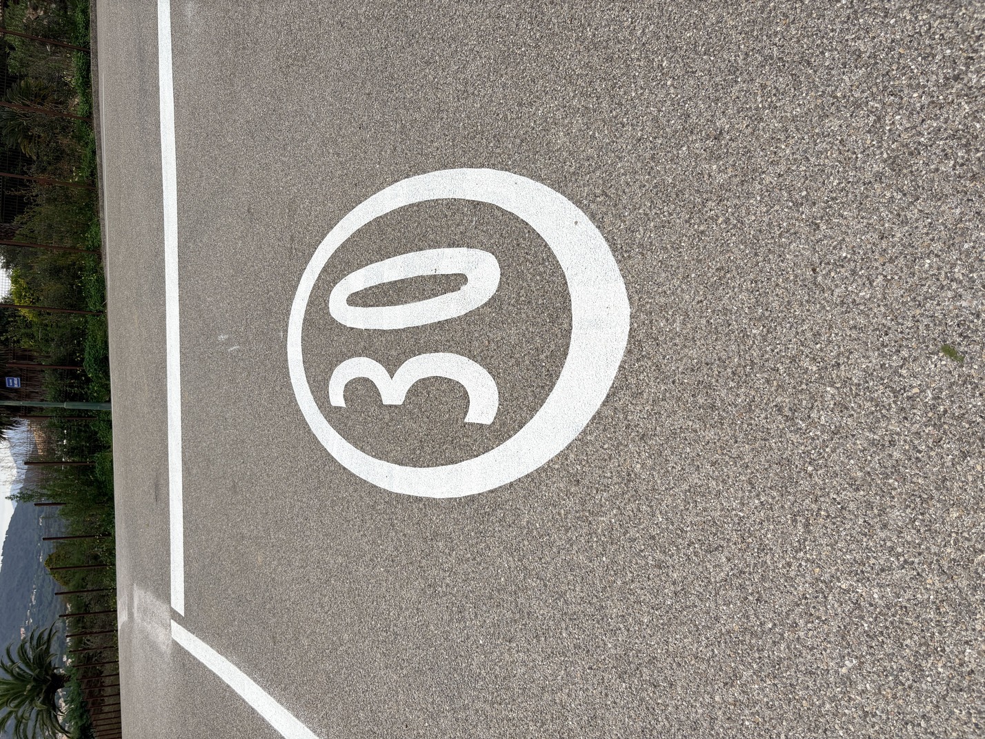 Marquage logo trente blanc sur enrobé