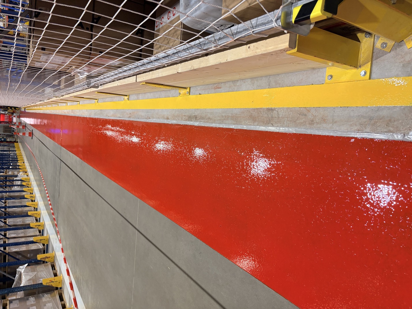 Sol industriel après application des trois couches de résine teintée rouge