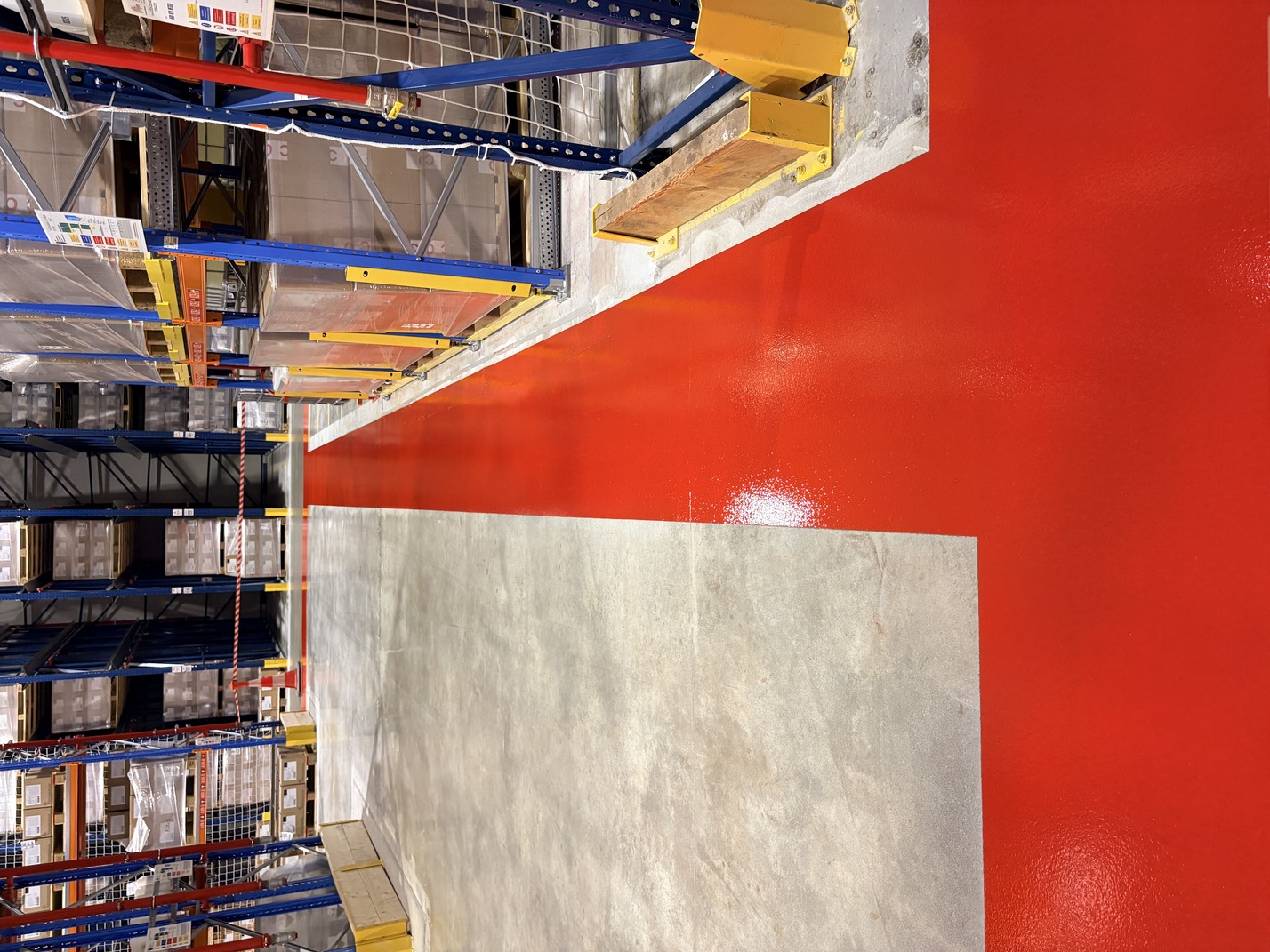 Sol industriel après application des trois couches de résine teintée rouge