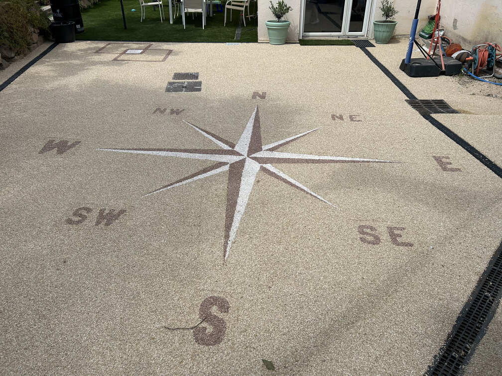 Résine décorative gravillonée en extérieur dans résidence principale