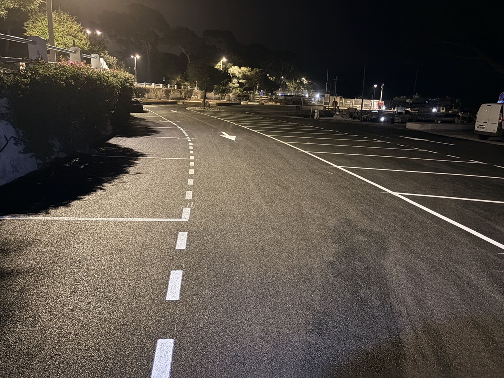 Places de stationnement parking et voie circulée