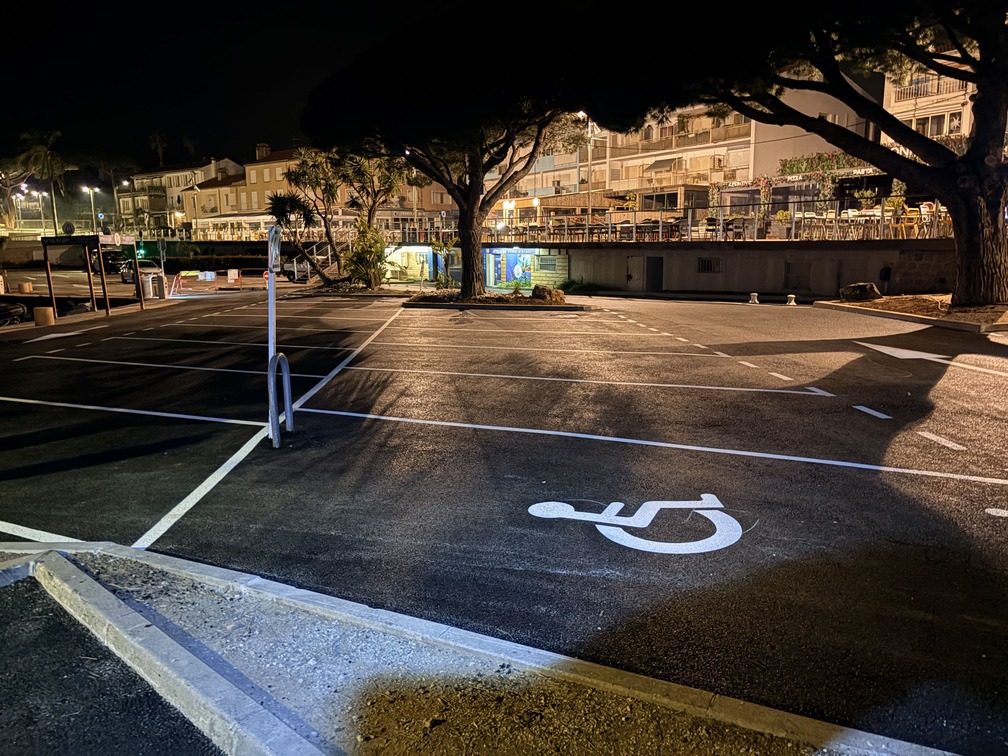 Places de stationnement parking et PMR réalisés de nuit