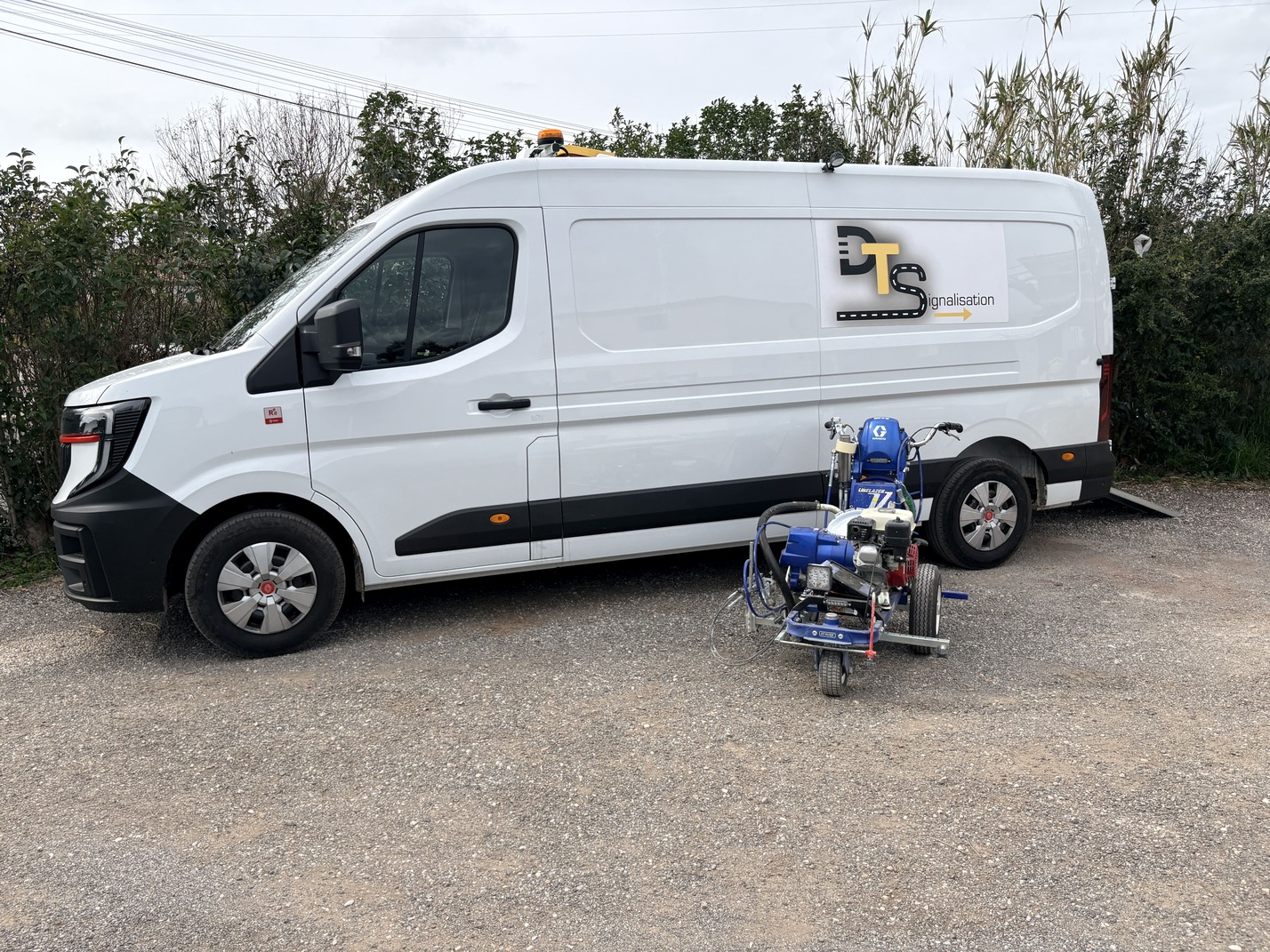 Fourgon équipé DTSignalisation en intervention et machine de marquage au sol