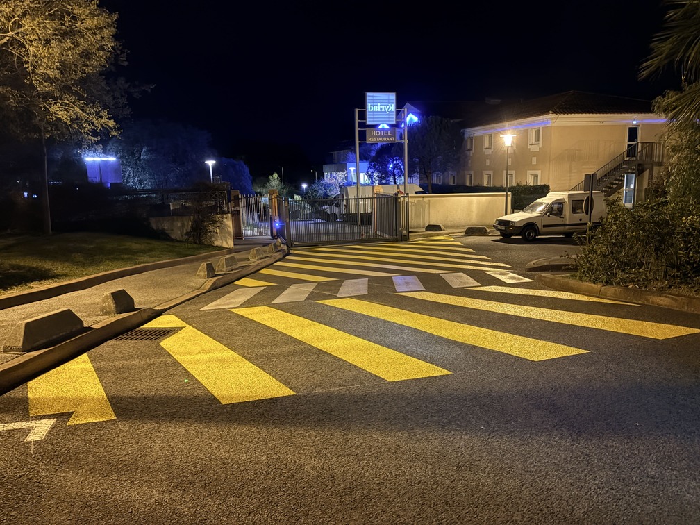 Marquage passage piéton et zébras en zone résidencielle